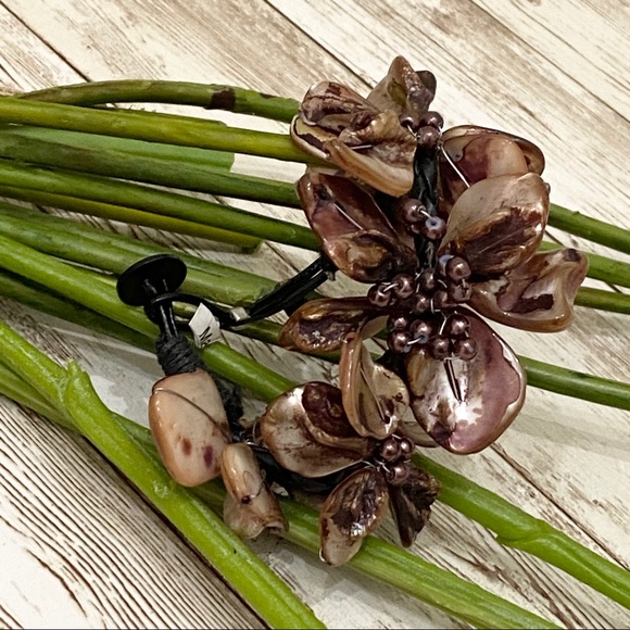 Mother of Pearl Brown Flower Bracelet - Picture 7 of 12